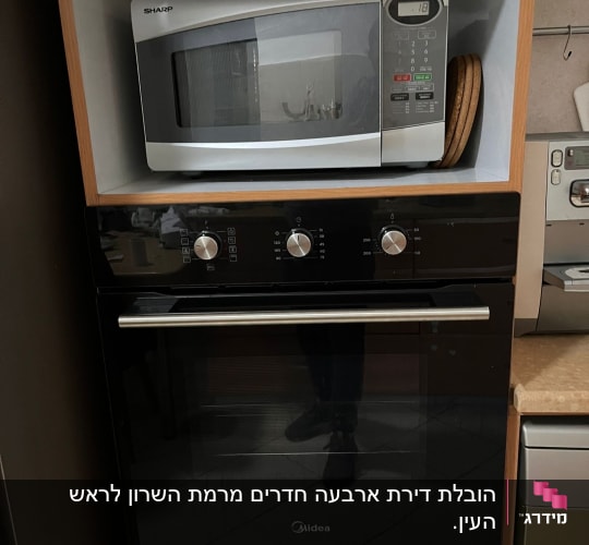מיקרוגל ותנור במטבח על מדף עץ